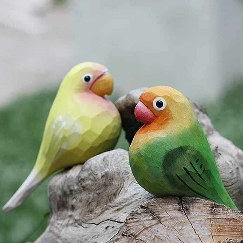 木彫りのボタンインコの置物 贈り物 デスクトップ 動物置物 天然木 バスウッド