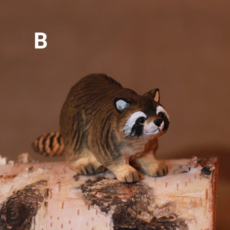 木彫りのアライグマの置物 贈り物 デスクトップ 動物置物 天然木 バスウッド