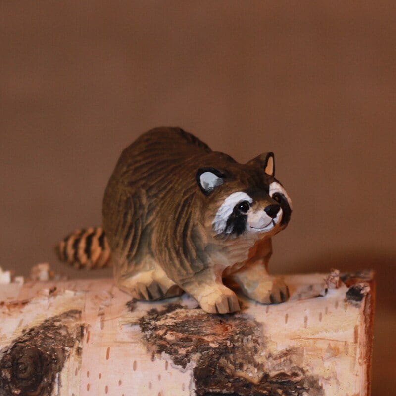 木彫りのアライグマの置物 贈り物 デスクトップ 動物置物 天然木 バスウッド