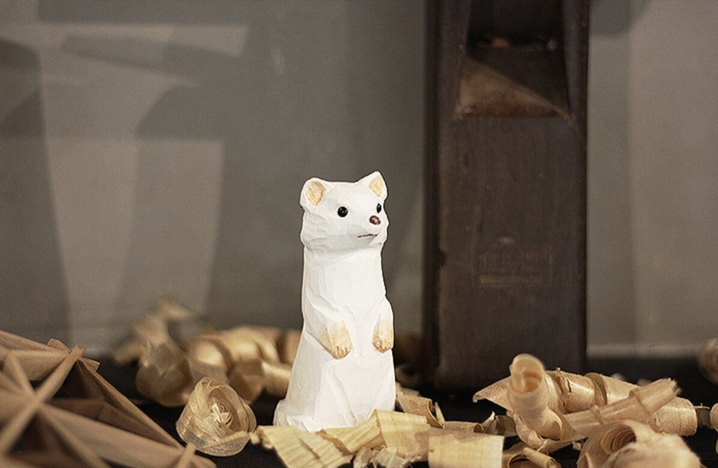 木彫りのフェレット 置物