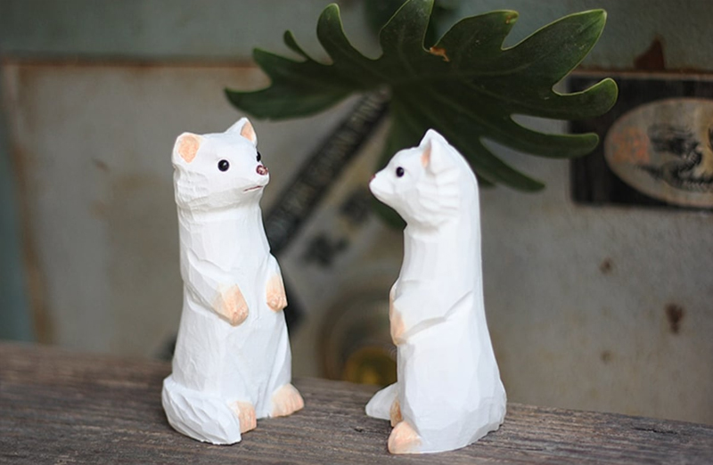 木彫りのフェレット 置物