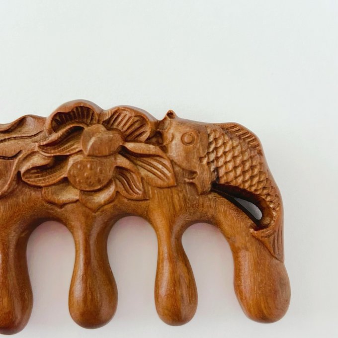 高級 檀木 木製 櫛 ハスと金魚の彫刻 厚み・頭皮・ツボマッサージ対応