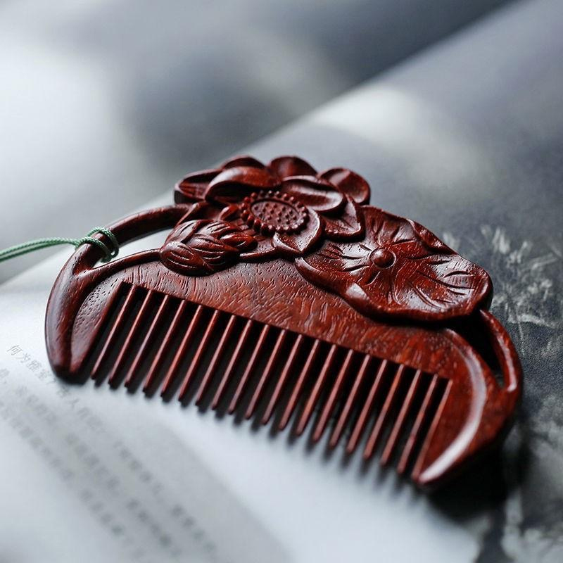 紫檀木櫛 携帯用 木の櫛 両面彫刻 蓮の花 お守り 静電気防止 頭皮マッサージ 自宅用