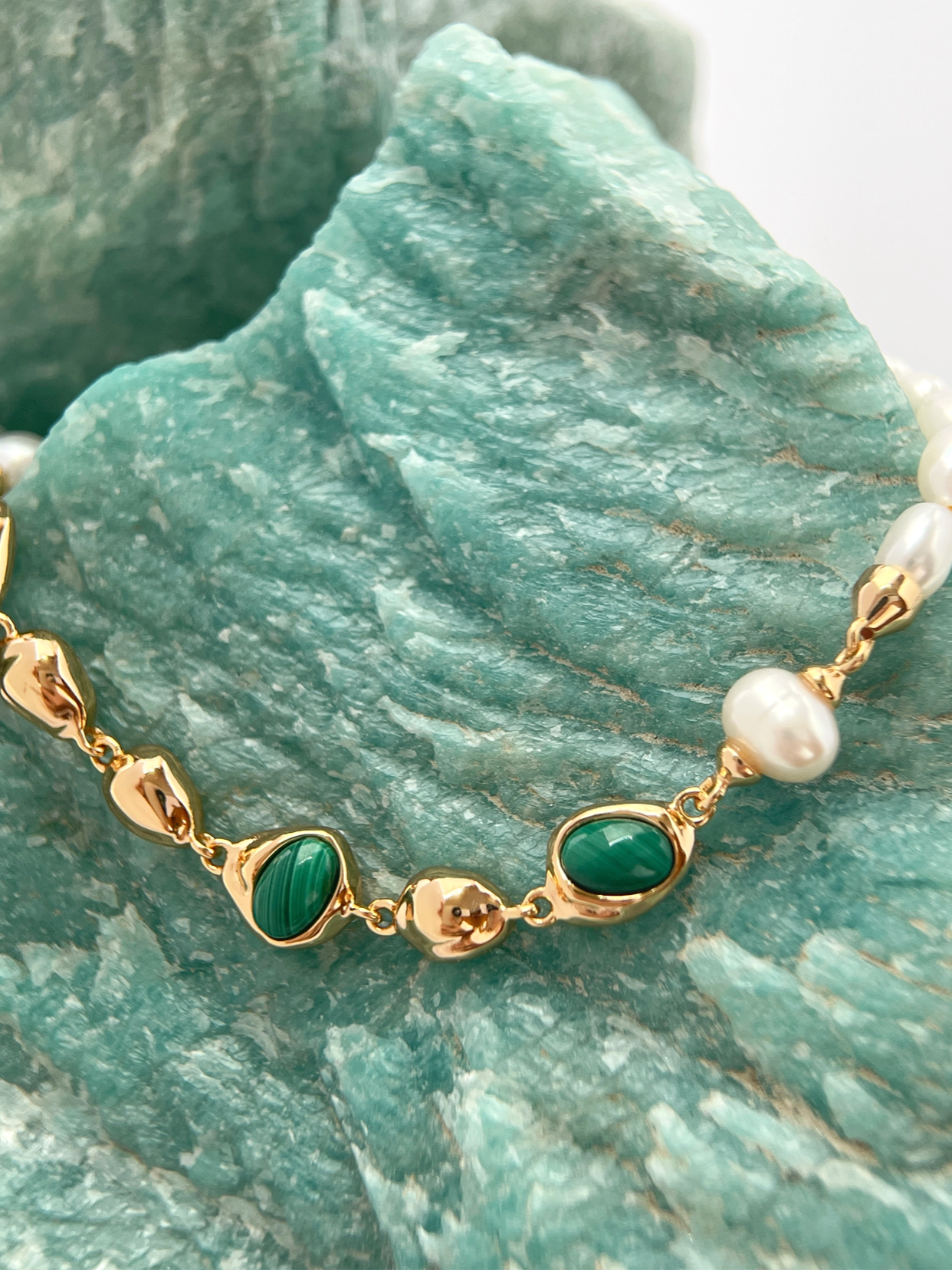 Viridis Vita | Gold Malachite and Pearl Beaded Bracelet