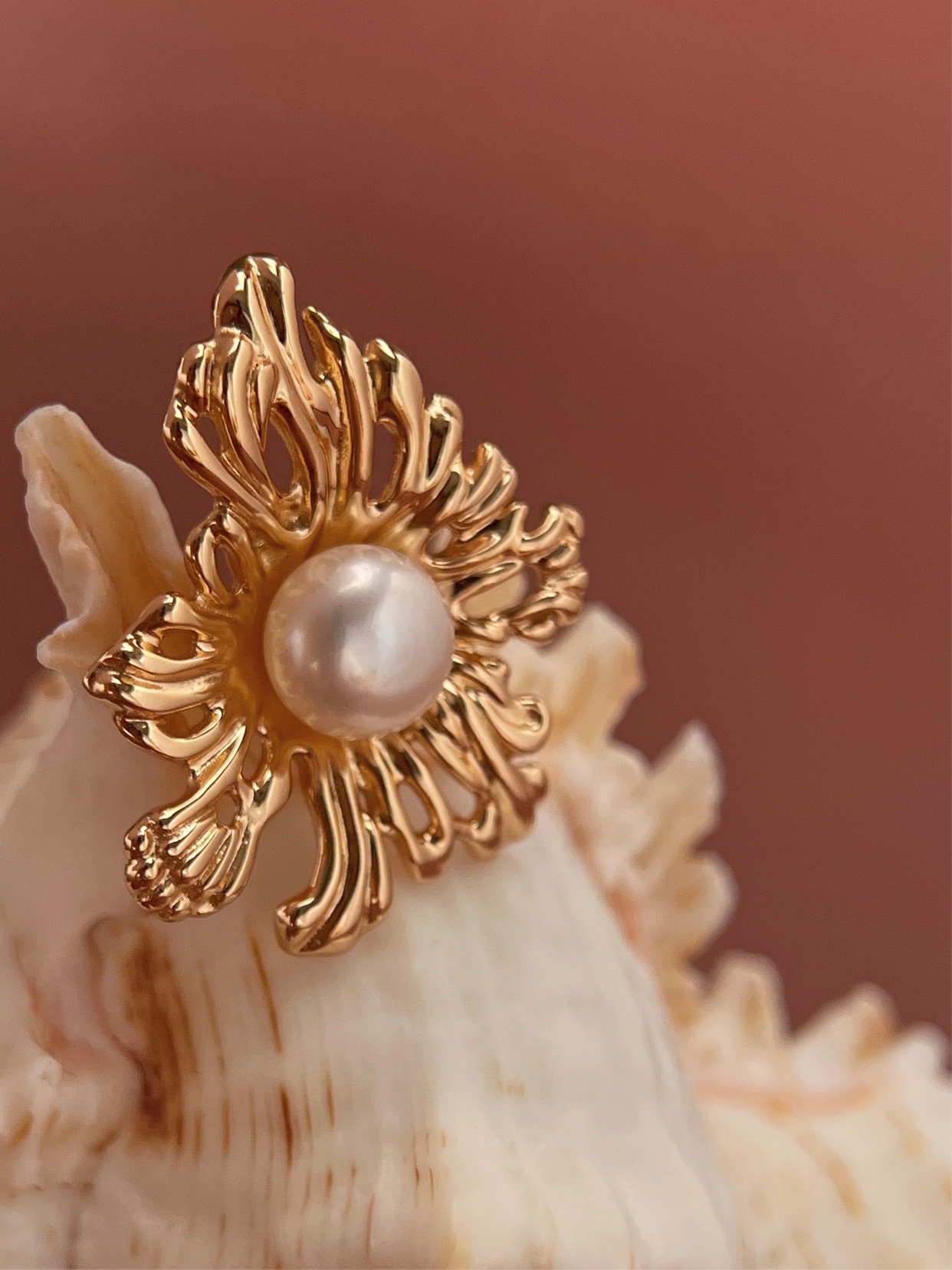 Gold Hoop Earrings Flower shape with Pearl