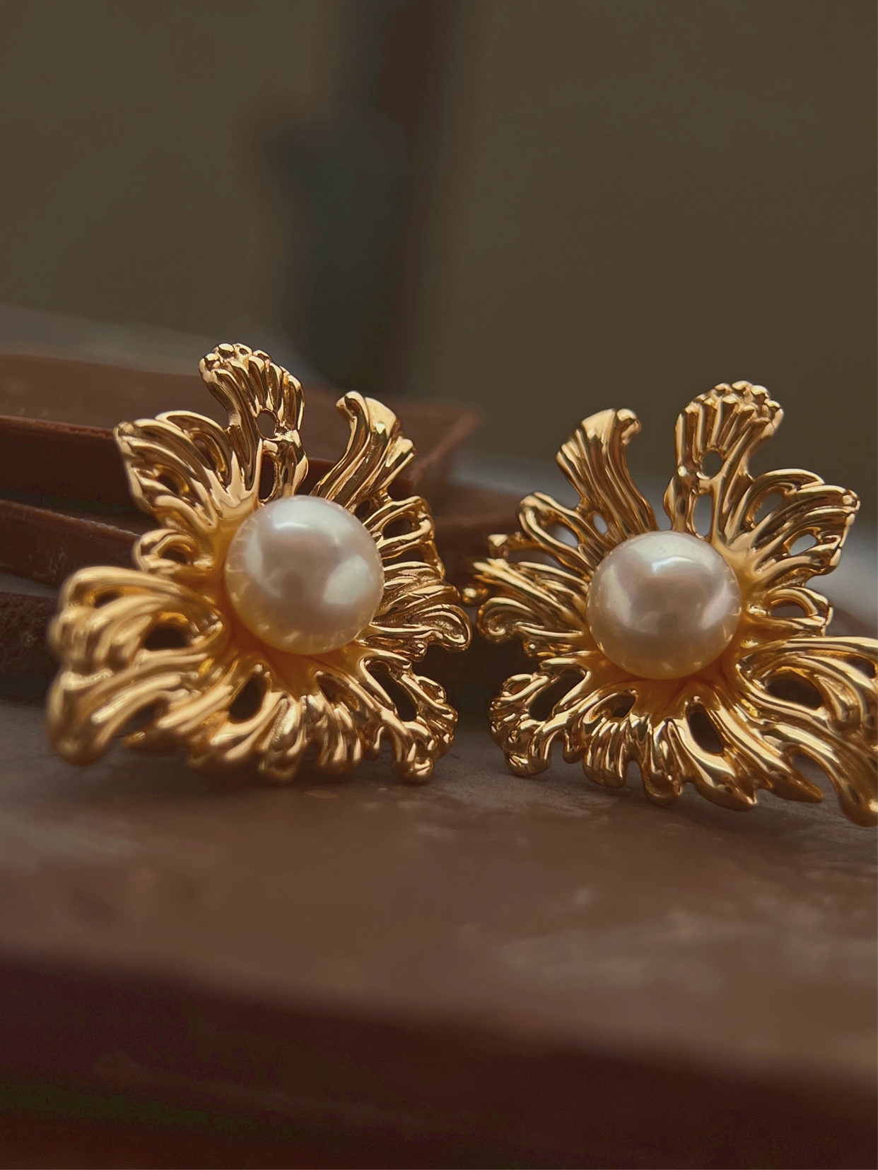 Gold Hoop Earrings Flower shape with Pearl