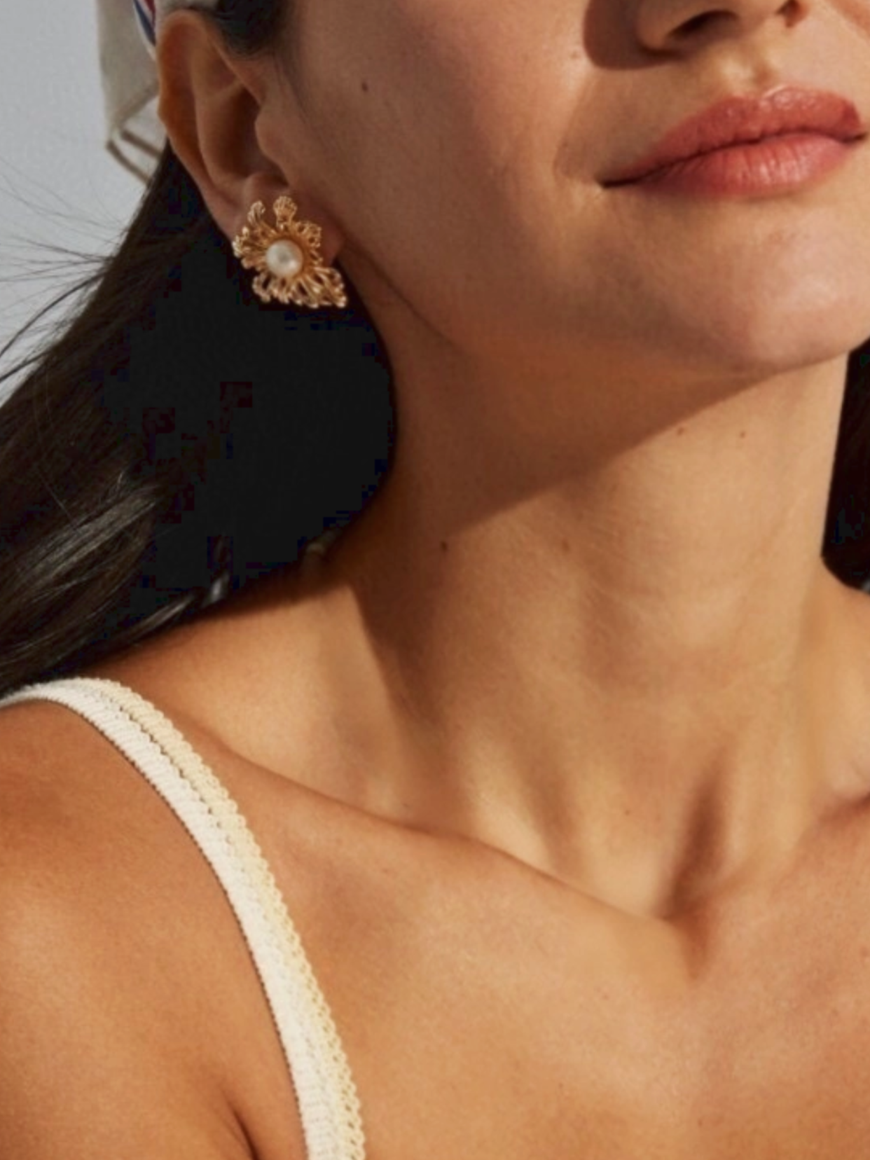 Gold Hoop Earrings Flower shape with Pearl