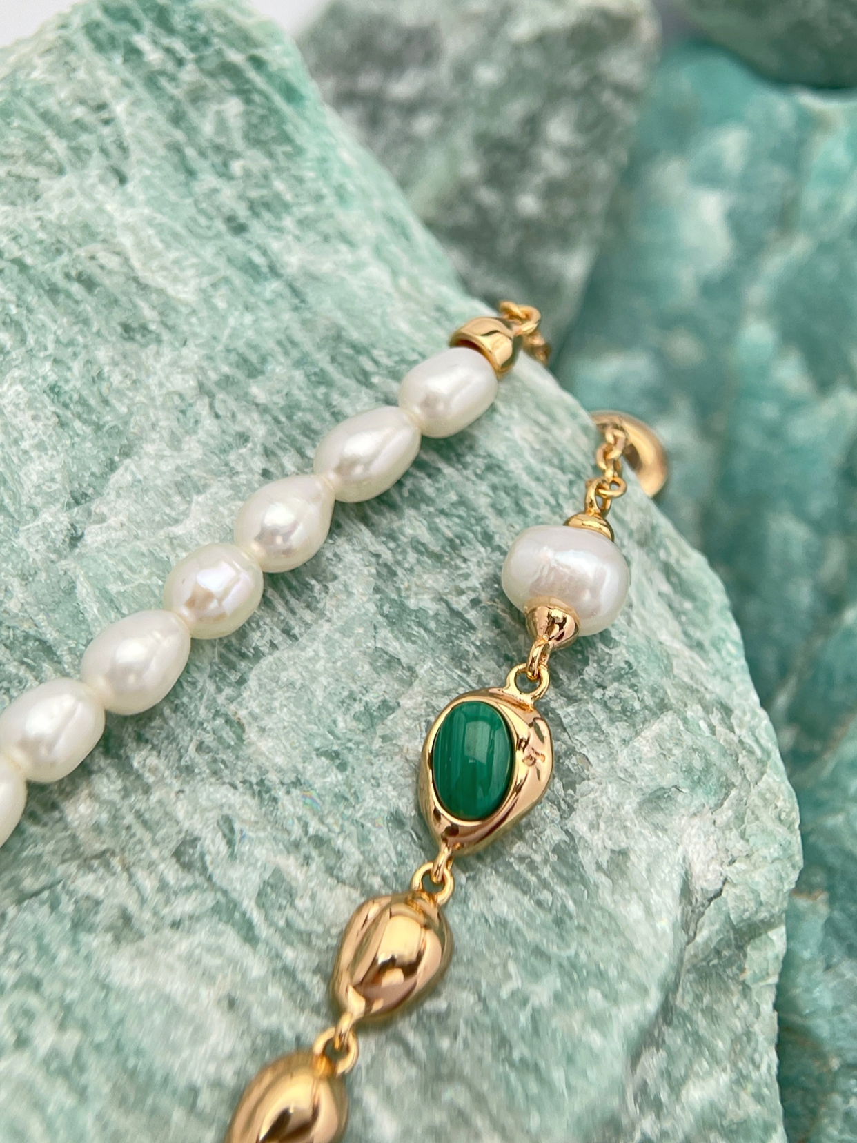 Viridis Vita | Gold Malachite and Pearl Beaded Bracelet