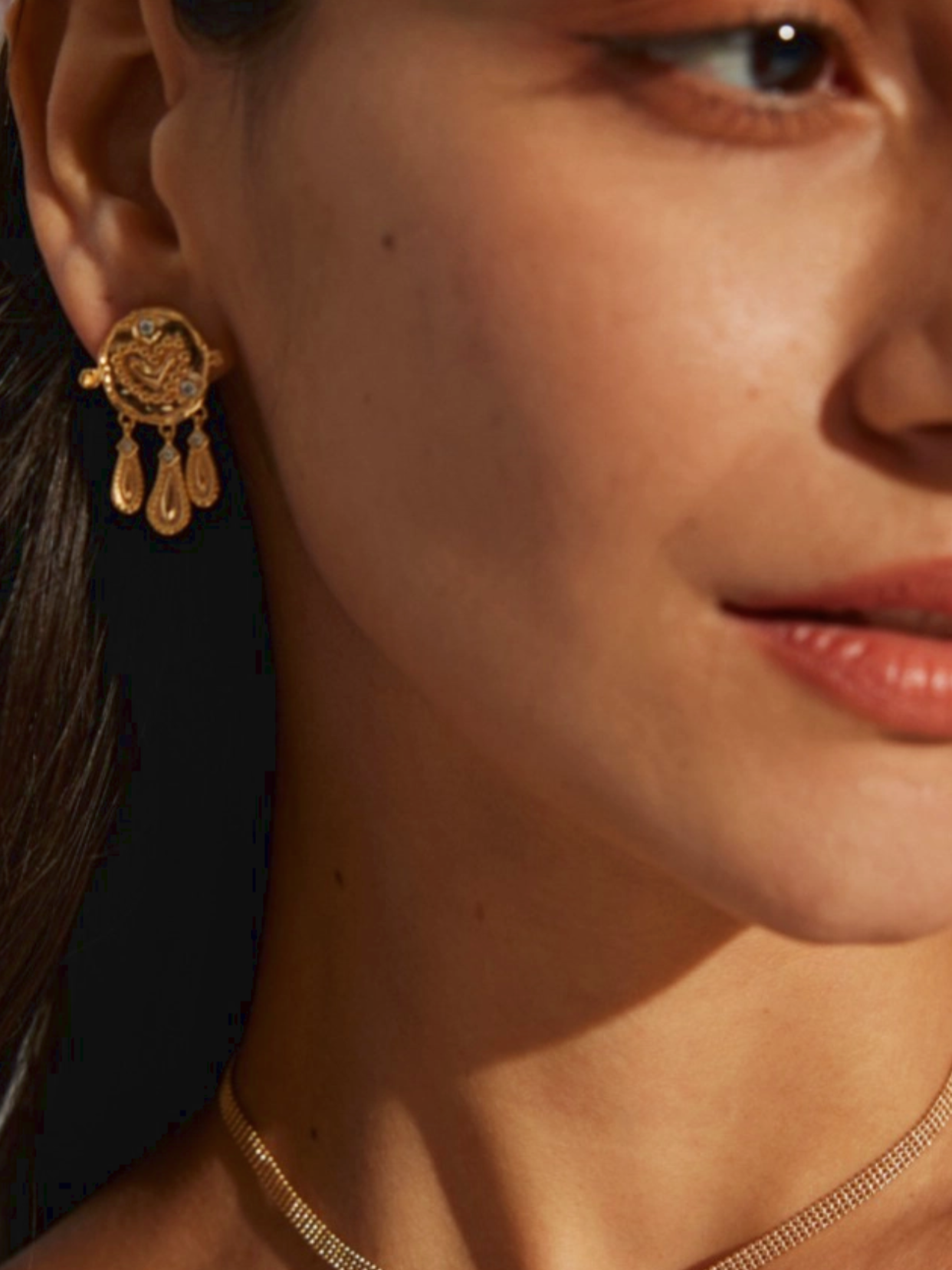 Rite Echo| Gold Oval Dangle Earrings