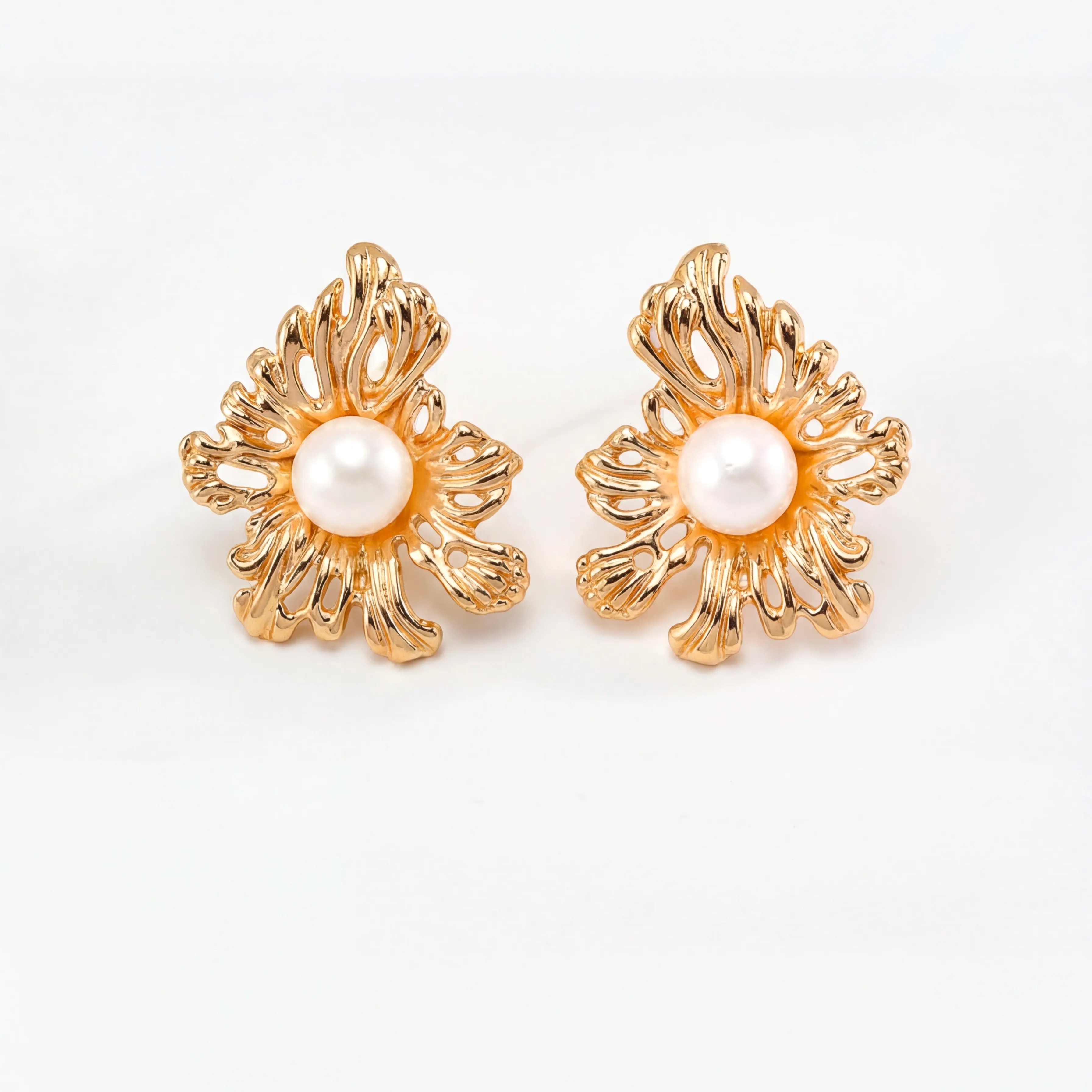 Floris Liber | Gold Hoop Earrings Flower shape with Pearl