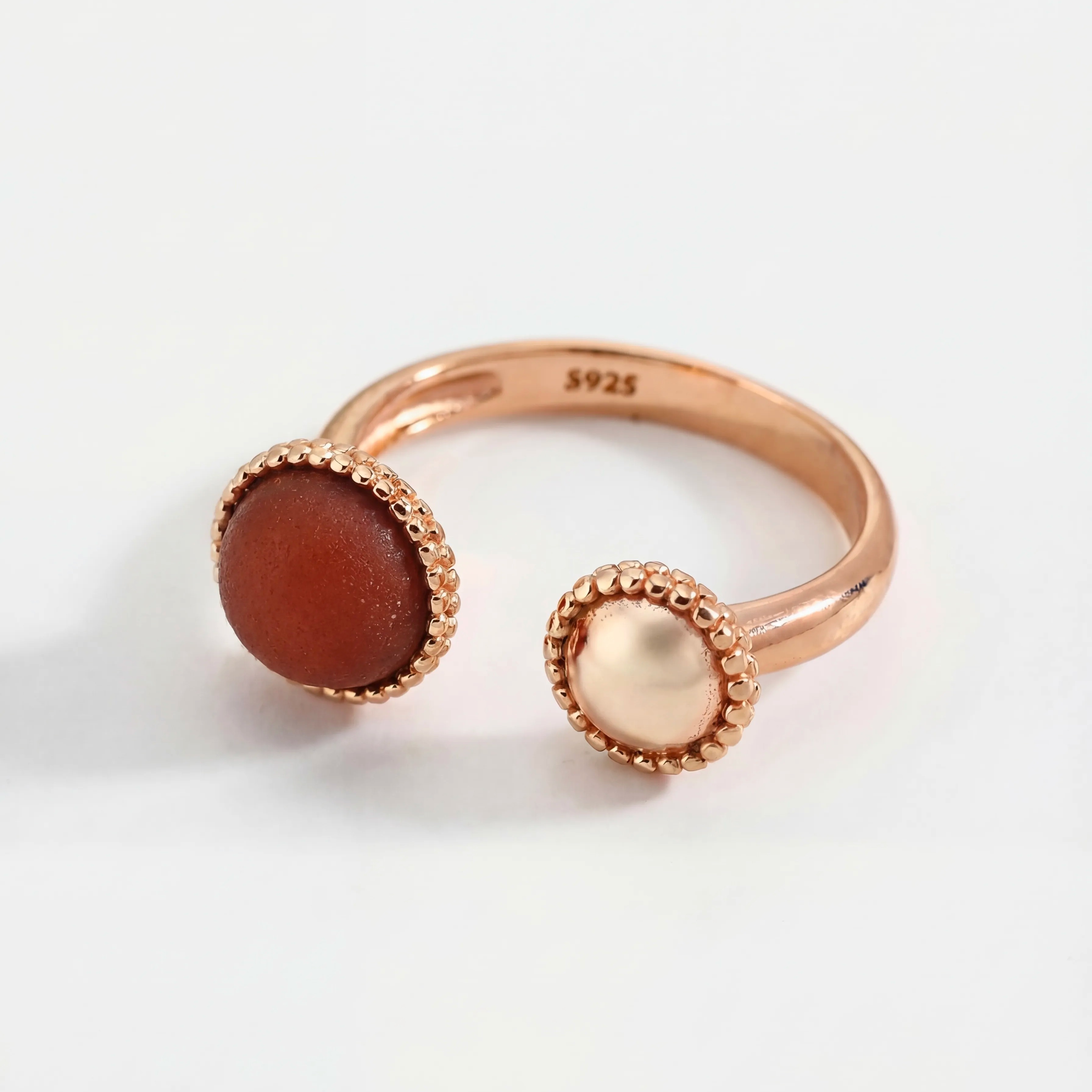 Warmth Bond｜Gold Open Ring with Red Stone