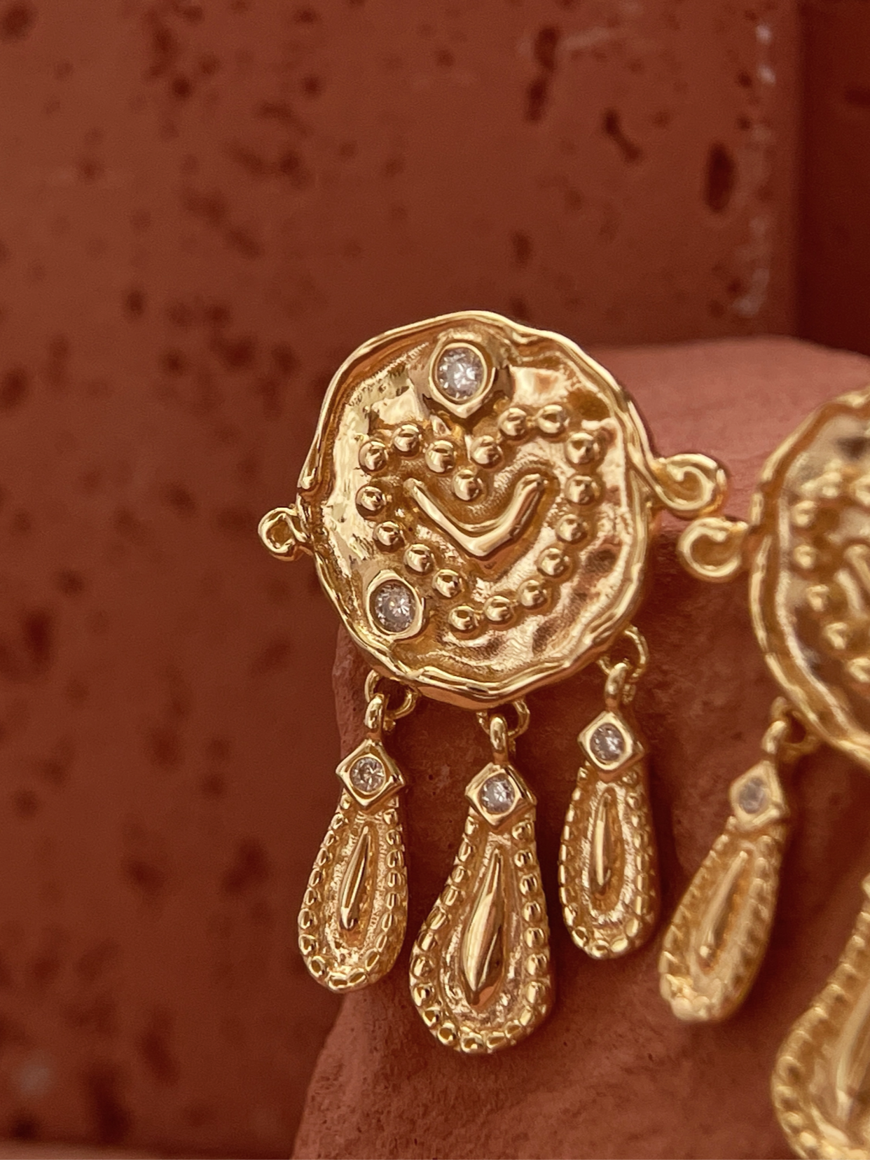 Rite Echo| Gold Oval Dangle Earrings