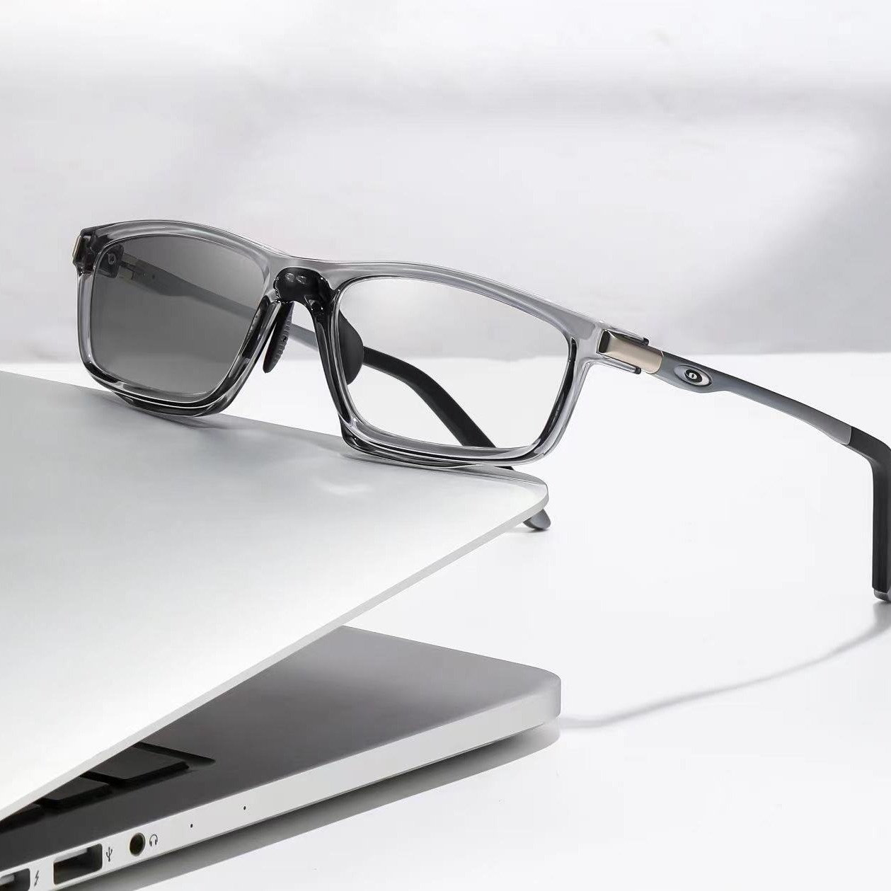 スポーツ アウトドア アルミニウム マグネシウム 超軽量 色が変わる 多焦点 老眼鏡