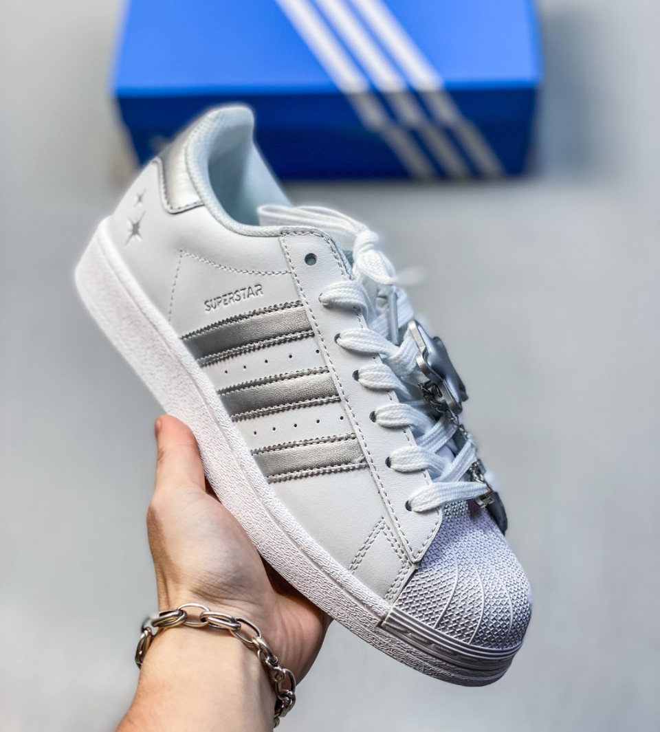 Adidas「貝殼頭」