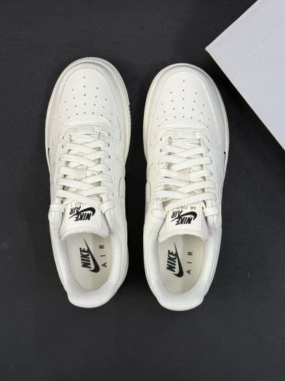 Nike AF1米白