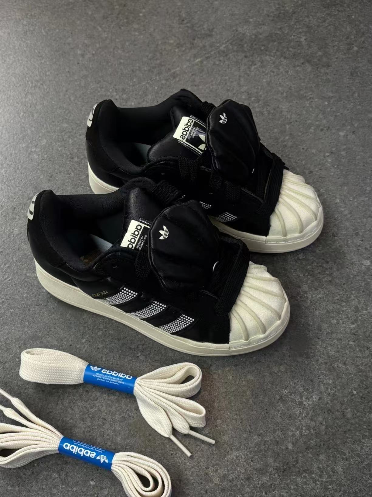 Adidas貝殼頭黑武士