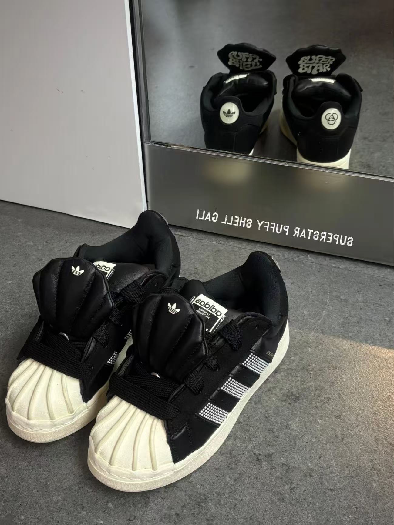 Adidas貝殼頭黑武士