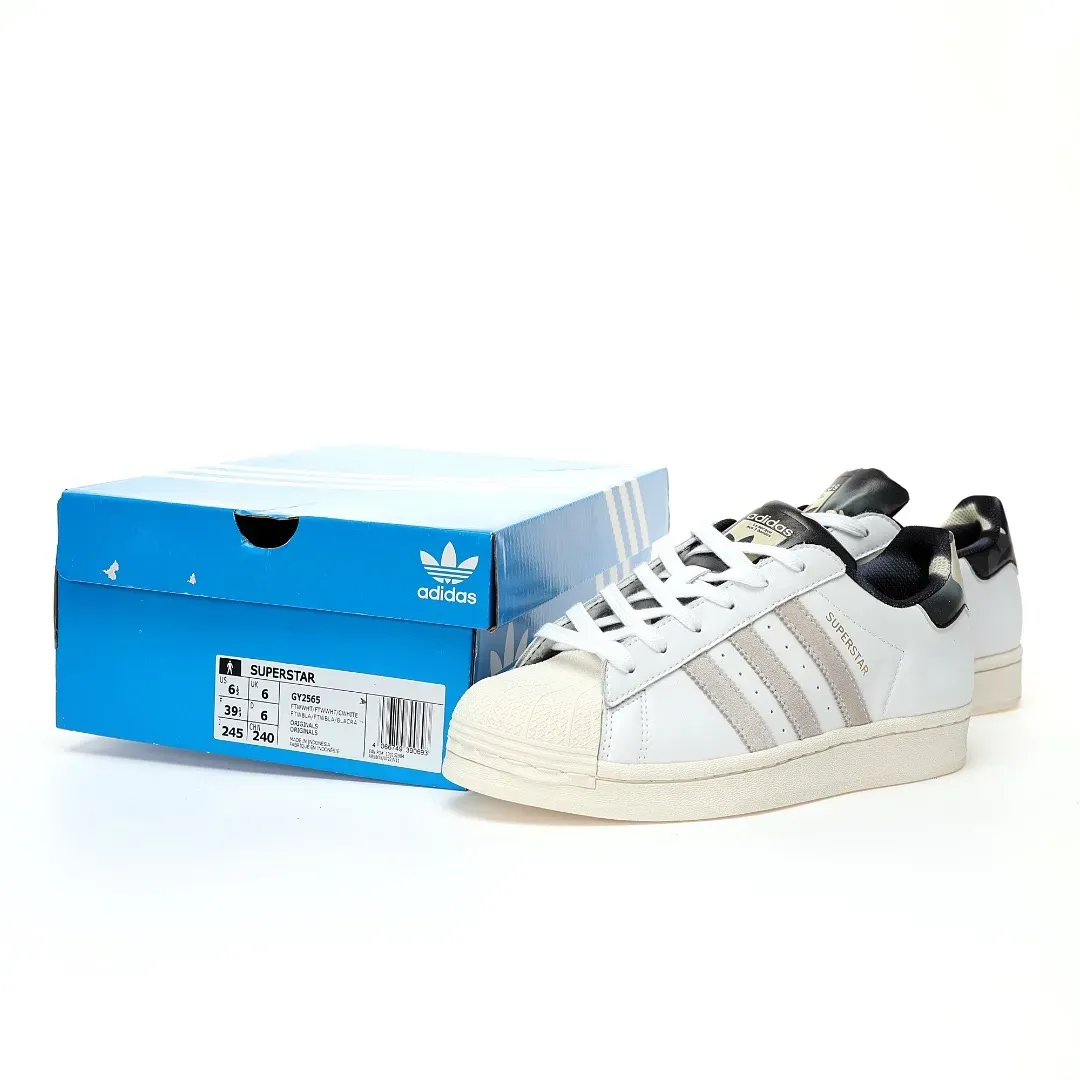 Adidas「貝殼頭」