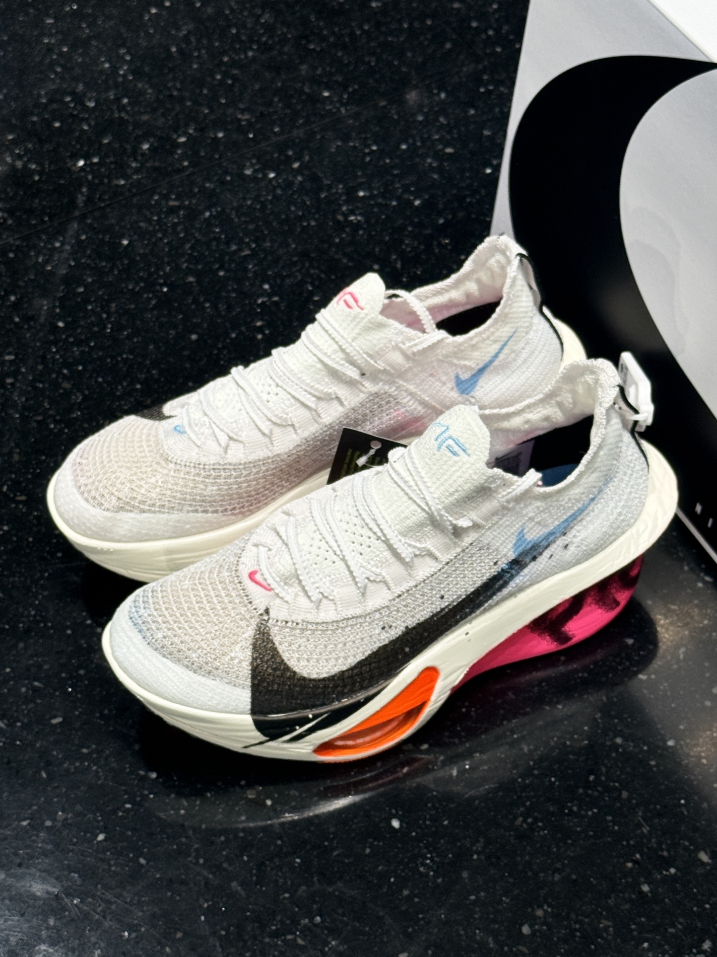 上馬限定Alphafly白黑粉