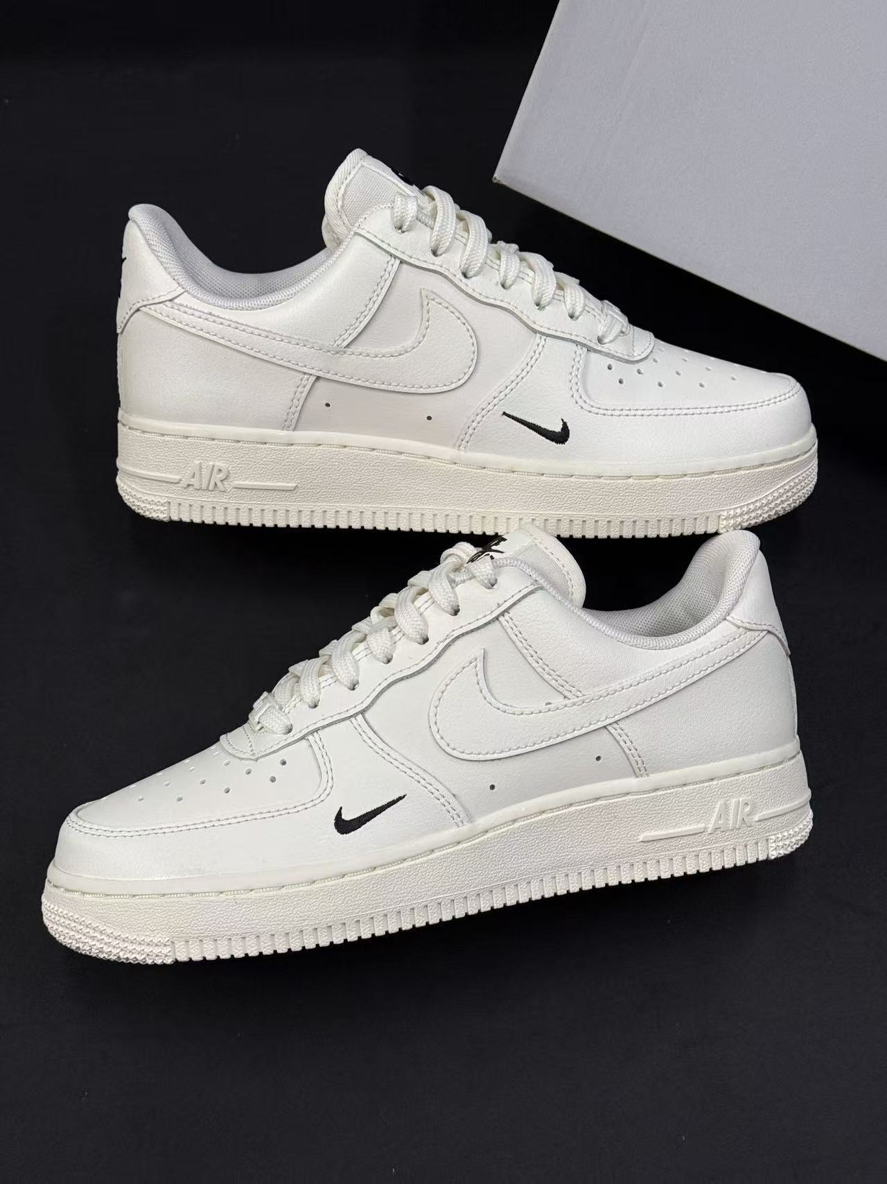 Nike AF1米白