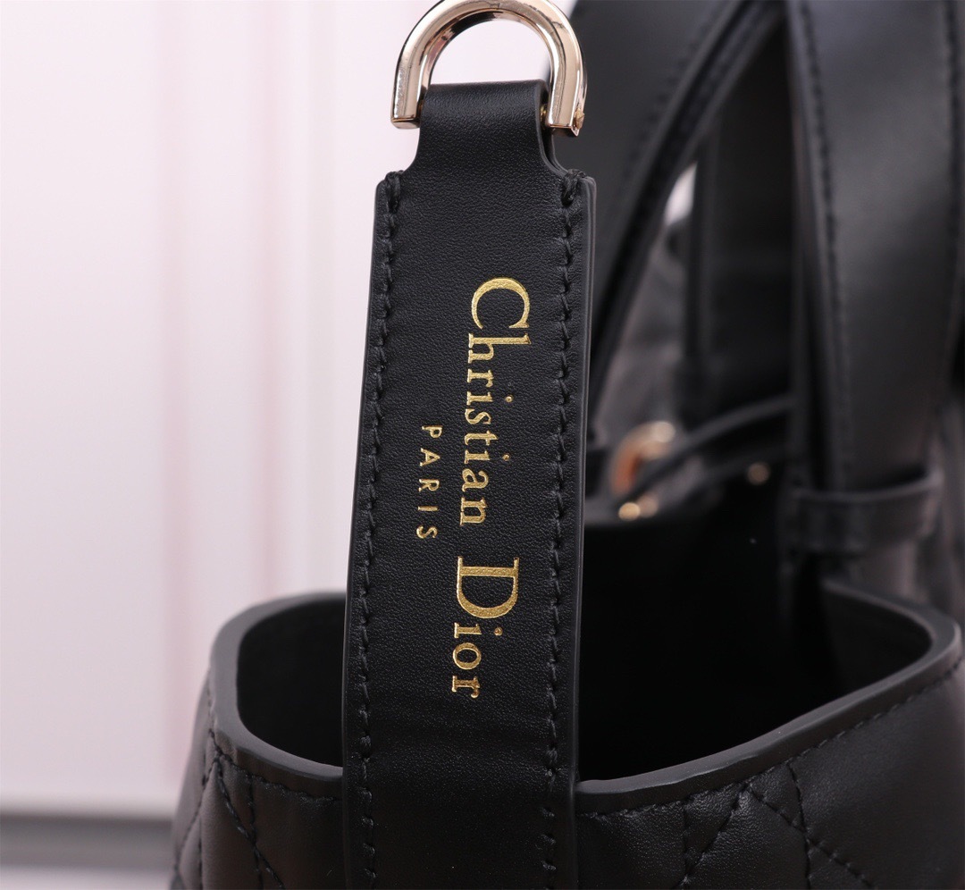 𝐃𝐢𝐨𝐫 • 𝐓𝐨𝐮𝐣𝐨𝐮𝐫𝐬黑色牛皮手袋