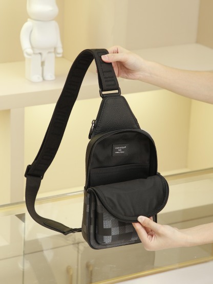 AVENUE 單肩胸包