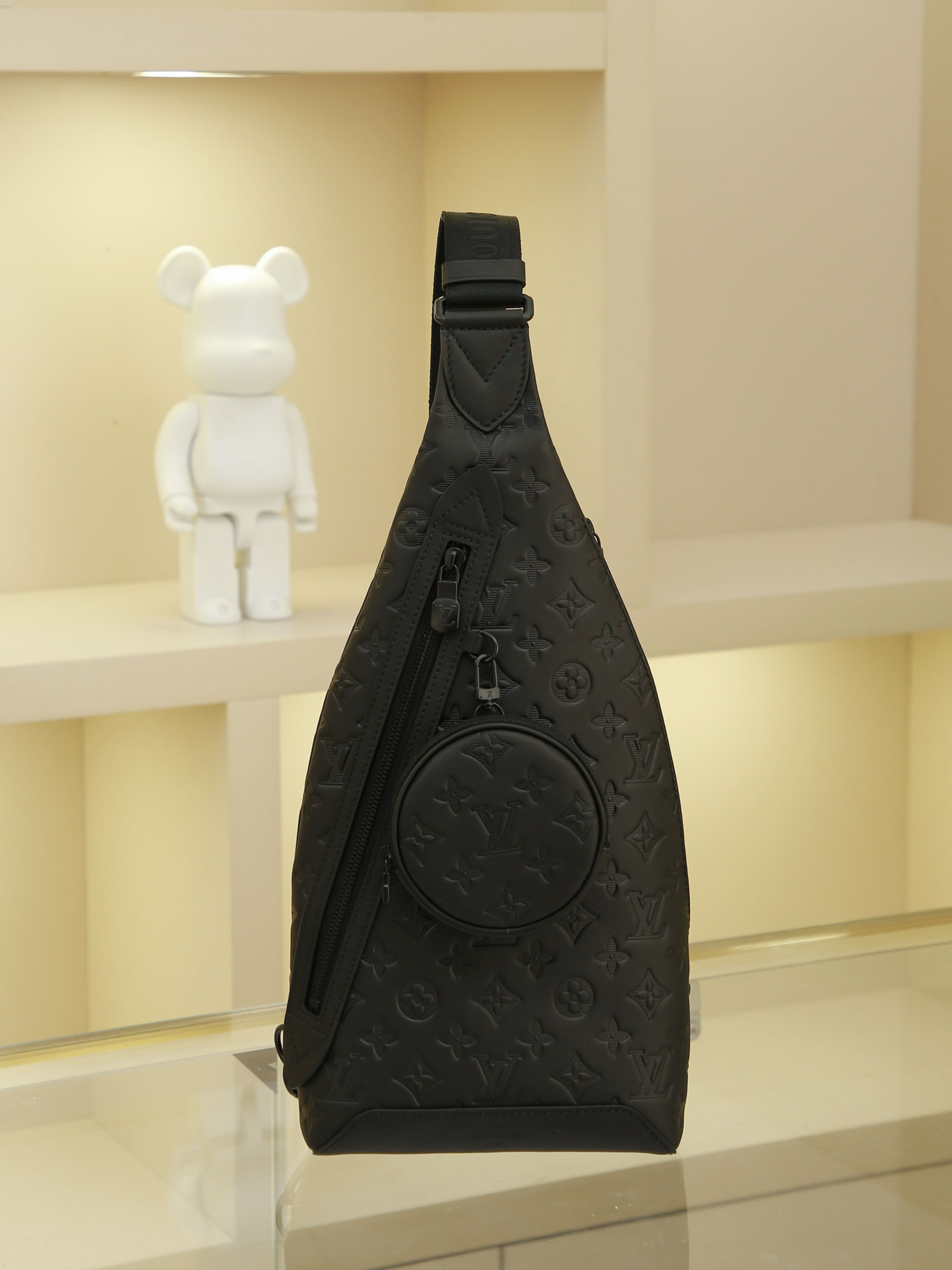 黑色全皮壓花 男包胸包