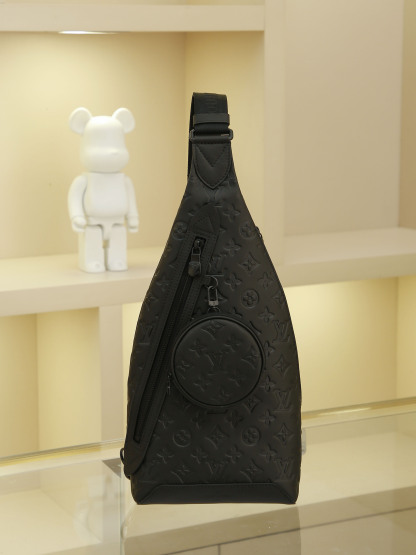 黑色全皮壓花 男包胸包