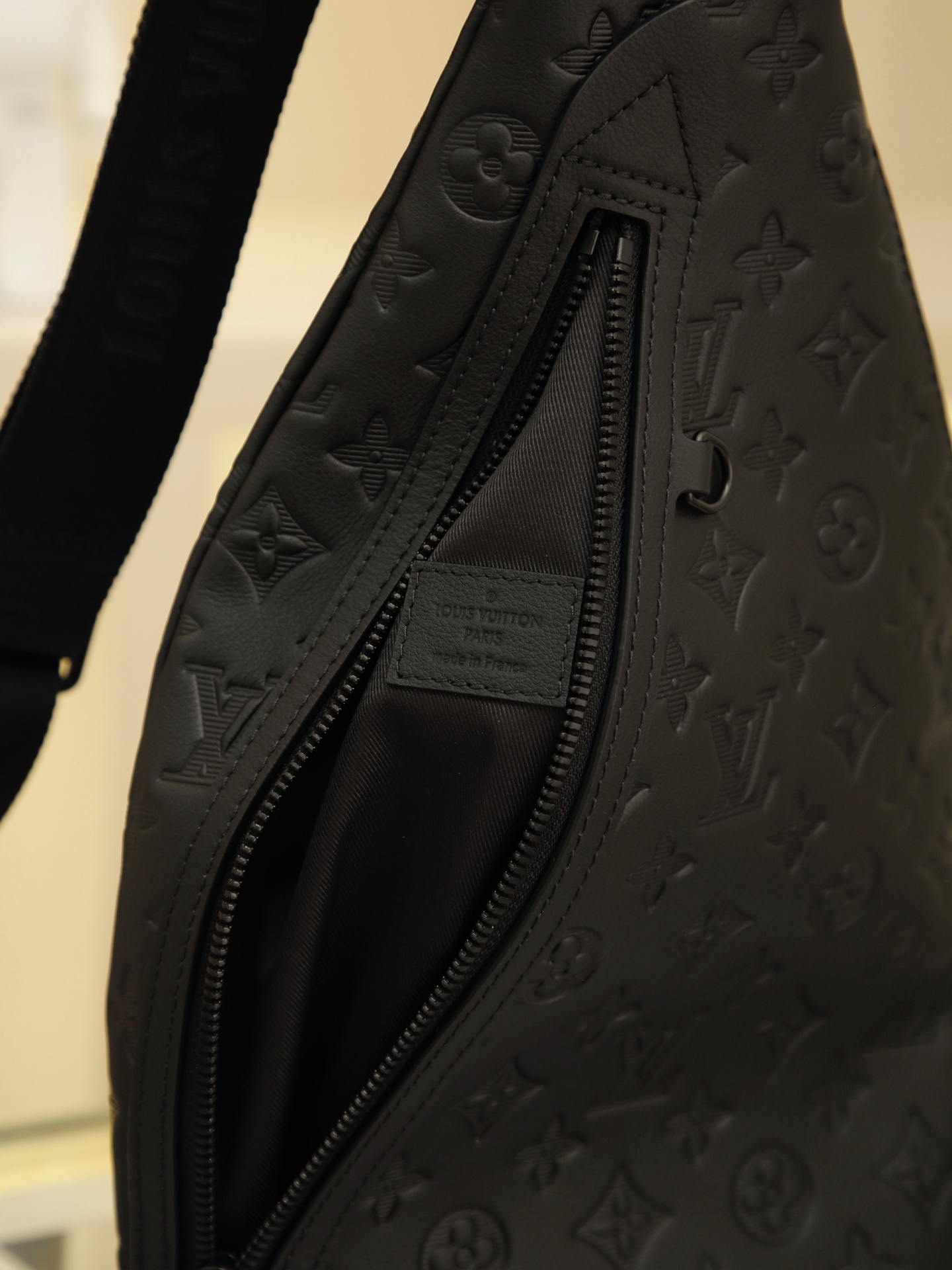 黑色全皮壓花 男包胸包