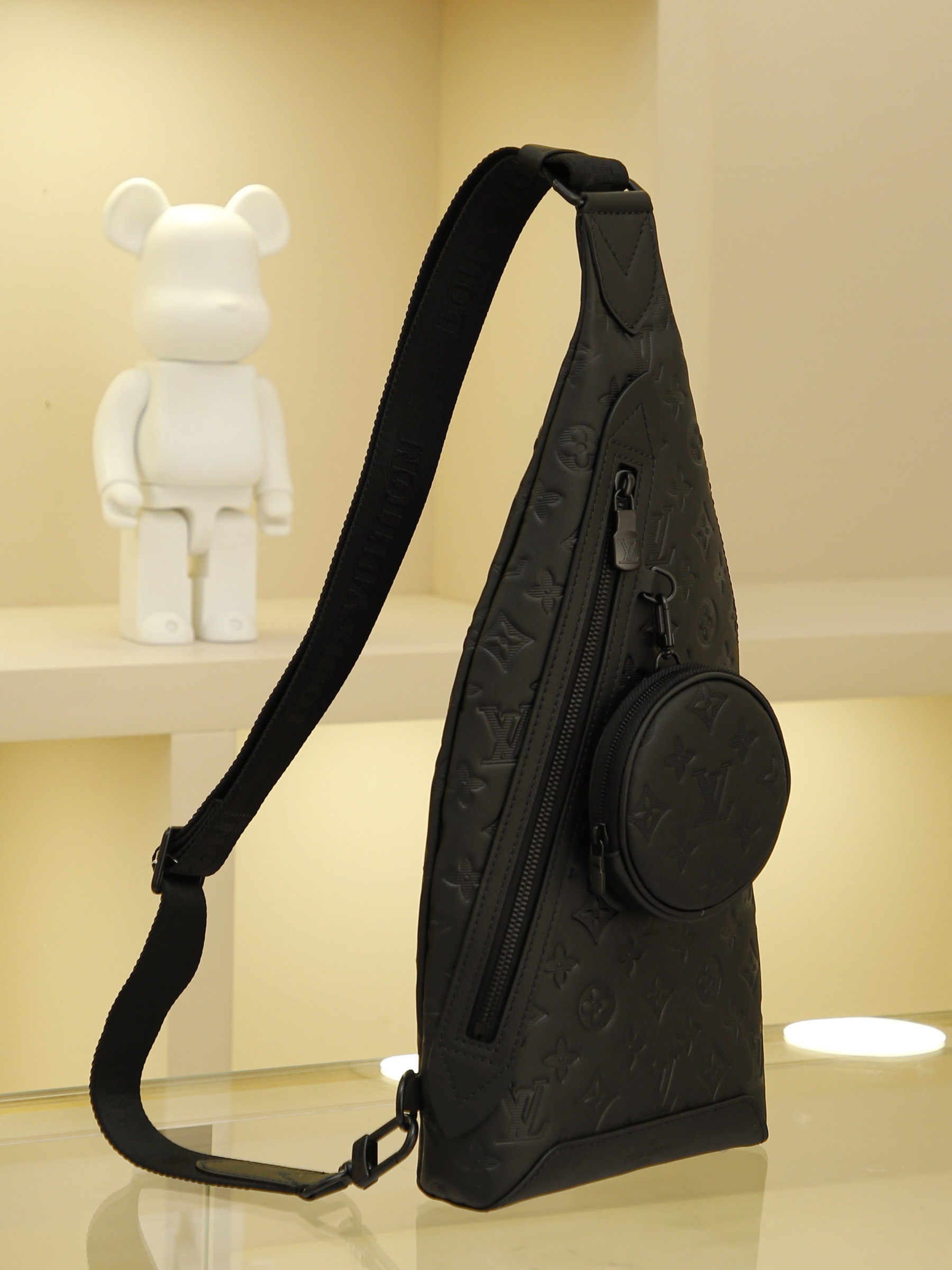 黑色全皮壓花 男包胸包