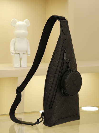 黑色全皮壓花 男包胸包