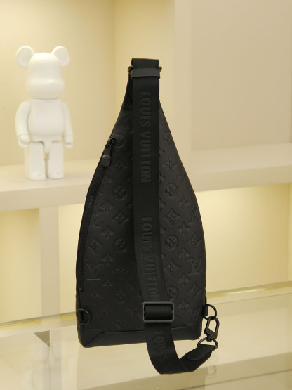 黑色全皮壓花 男包胸包