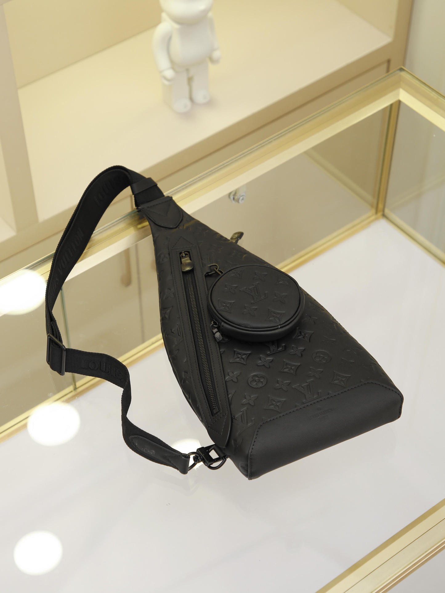 黑色全皮壓花 男包胸包