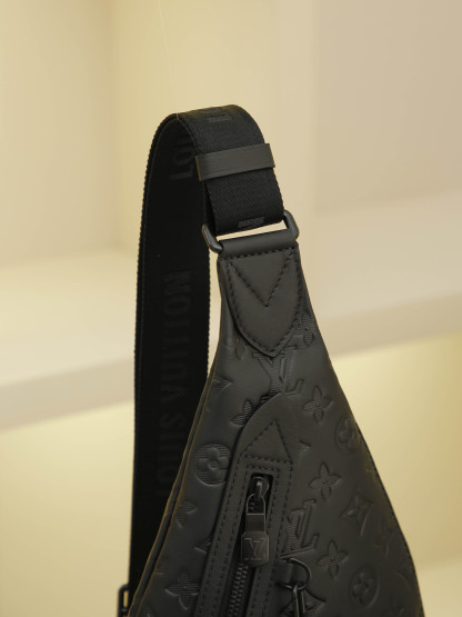 黑色全皮壓花 男包胸包