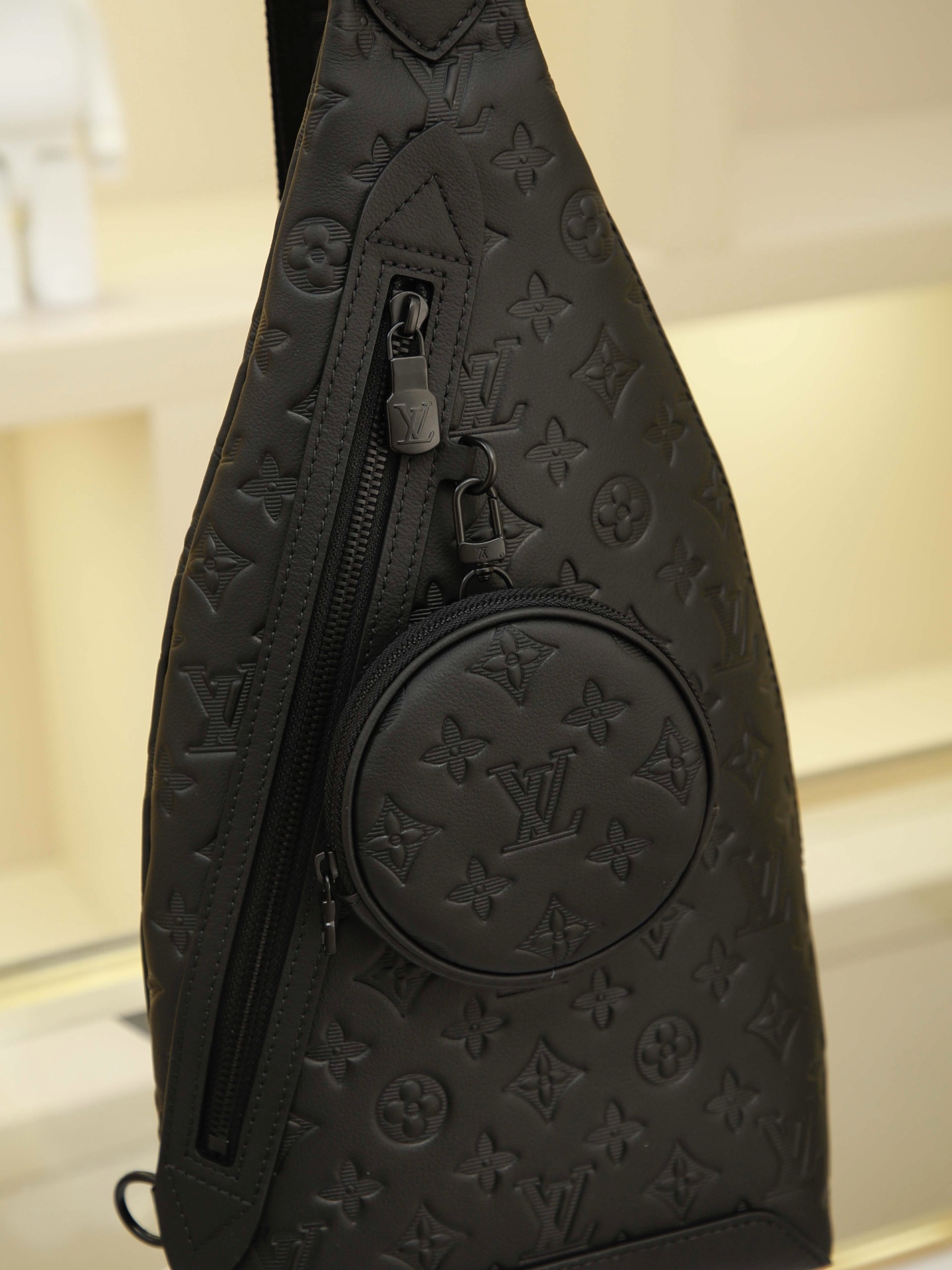 黑色全皮壓花 男包胸包