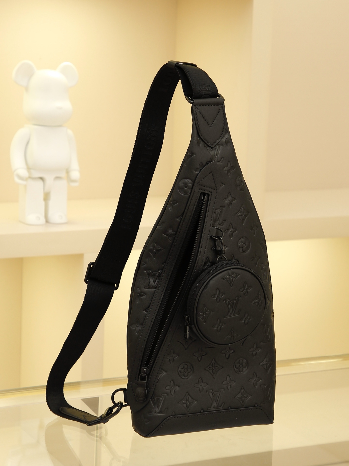 黑色全皮壓花 男包胸包