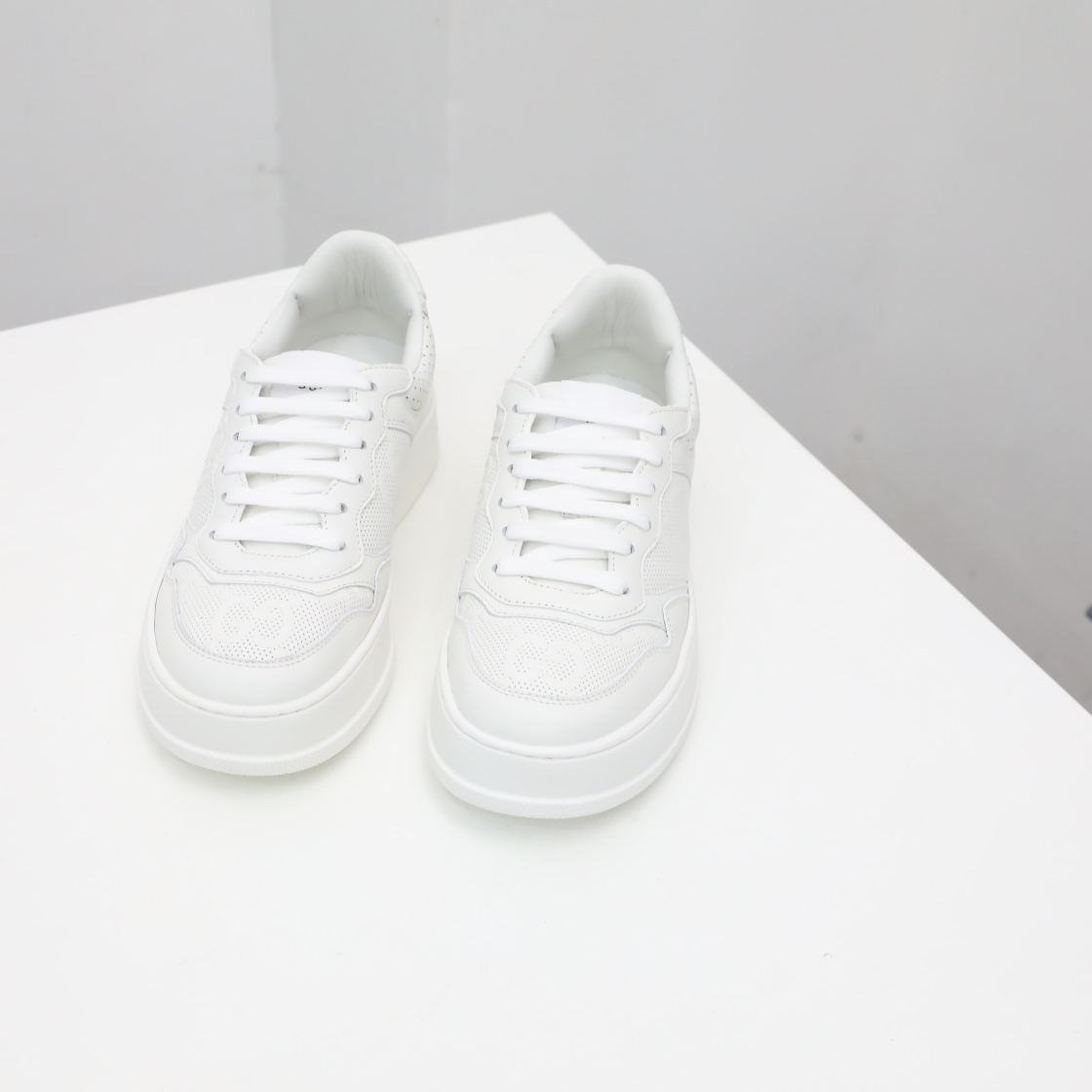 厚底小白鞋
