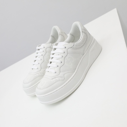 厚底小白鞋