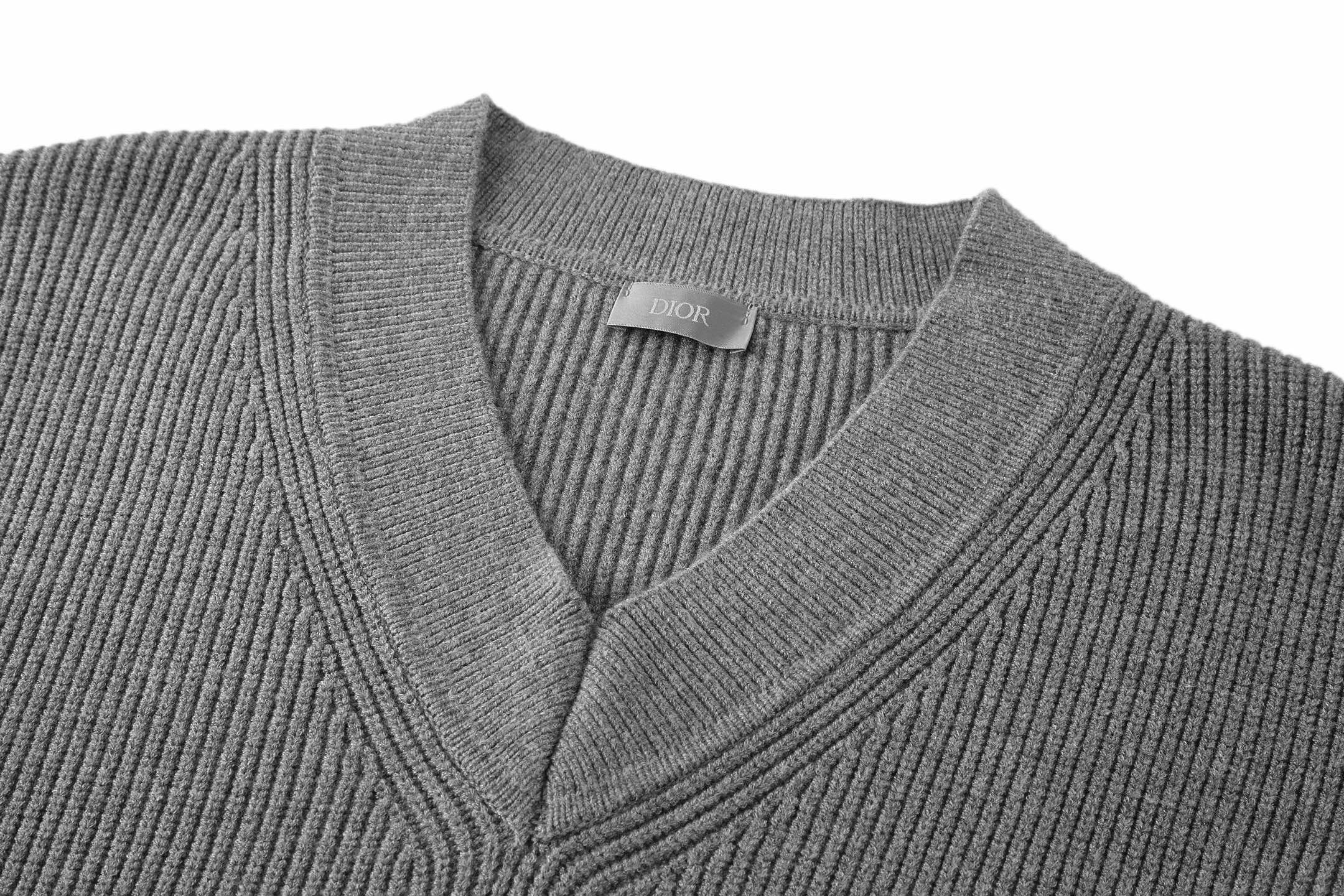 刺繡V領羊毛針織衫