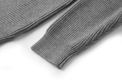 刺繡V領羊毛針織衫