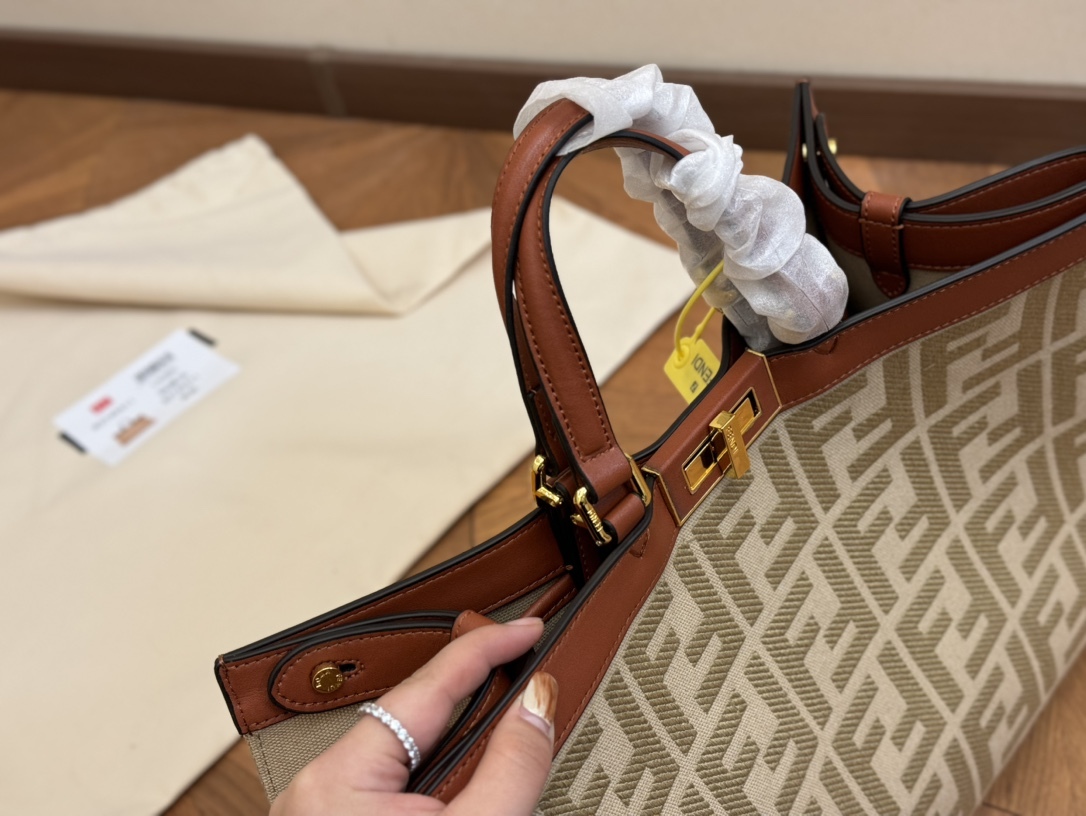 Fen peekabo tote bag