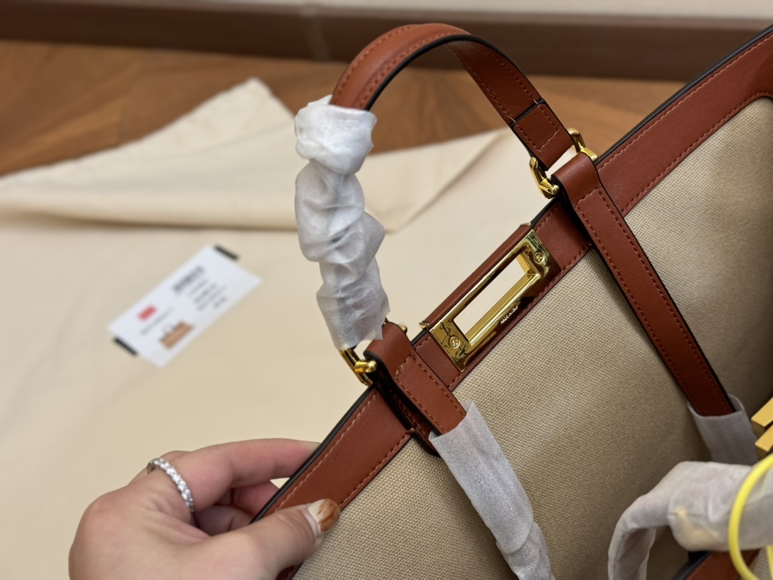 Fen peekabo tote bag