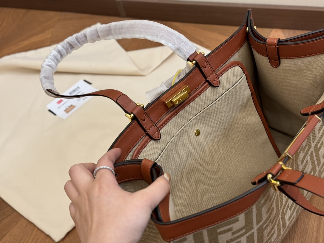 Fen peekabo tote bag