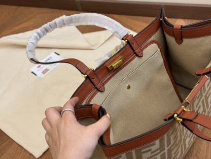 Fen peekabo tote bag