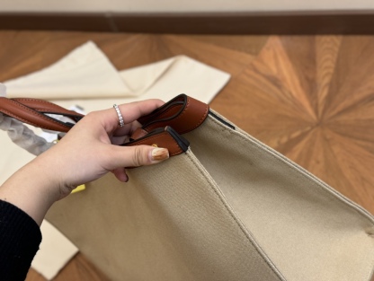 Fen peekabo tote bag