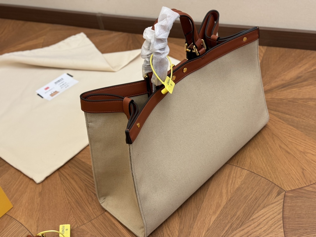 Fen peekabo tote bag