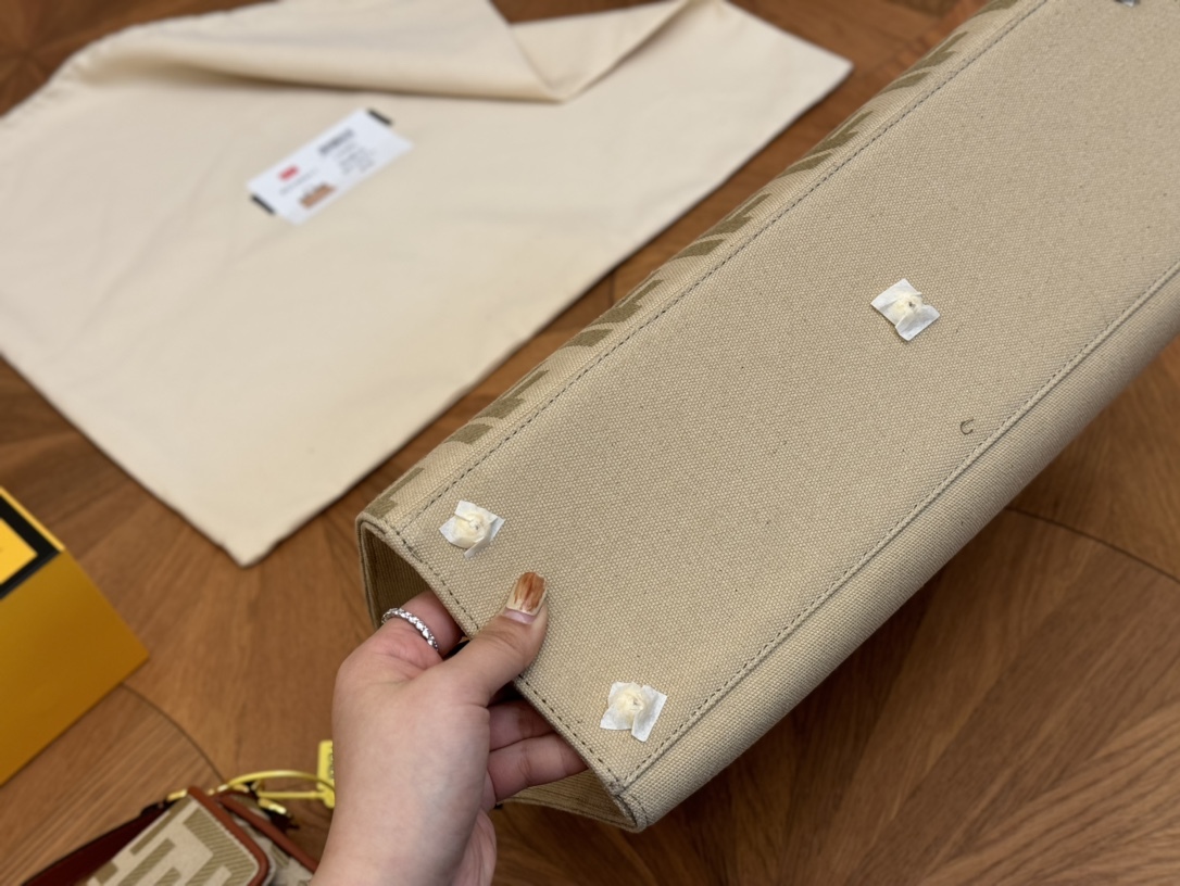 Fen peekabo tote bag