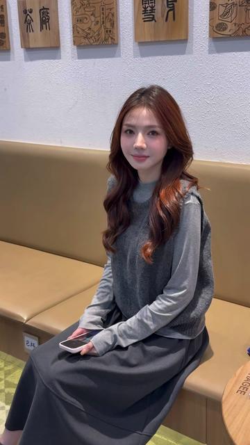 預售巨溫柔 灰色刺繡針織馬甲+純棉上衣+毛呢花苞半身裙｜氣質感十足