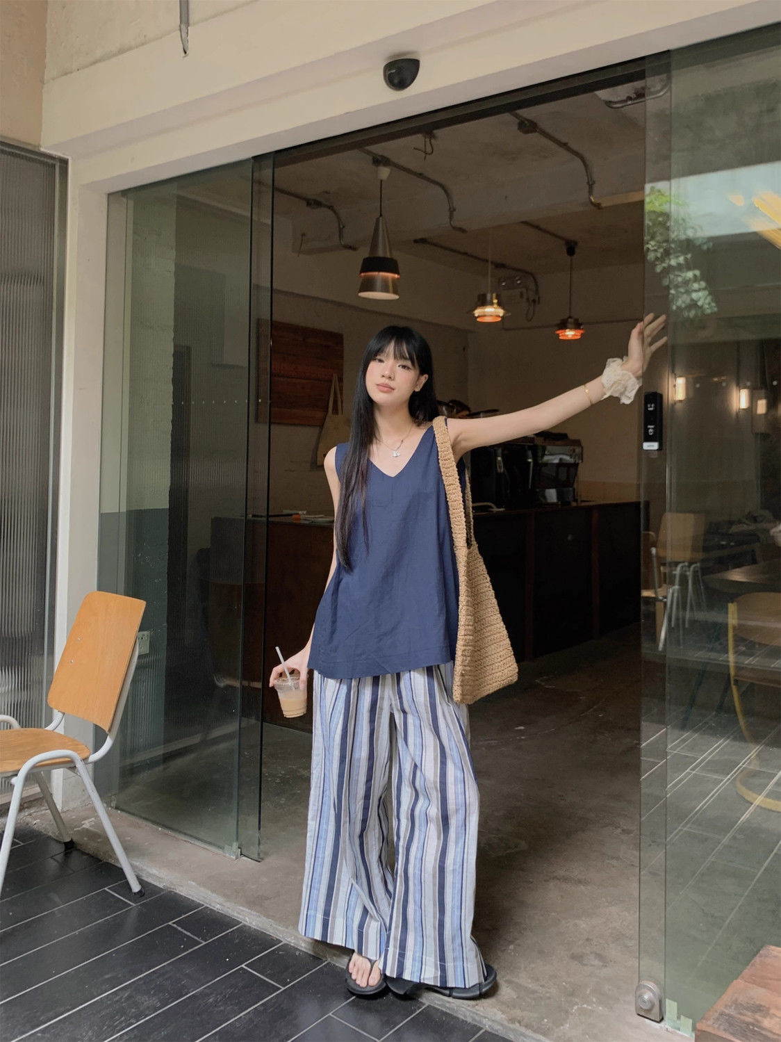 「全台僅售200組」棉麻V領套頭背心+高腰闊腿條紋長褲 慵懶風十足 度假首選