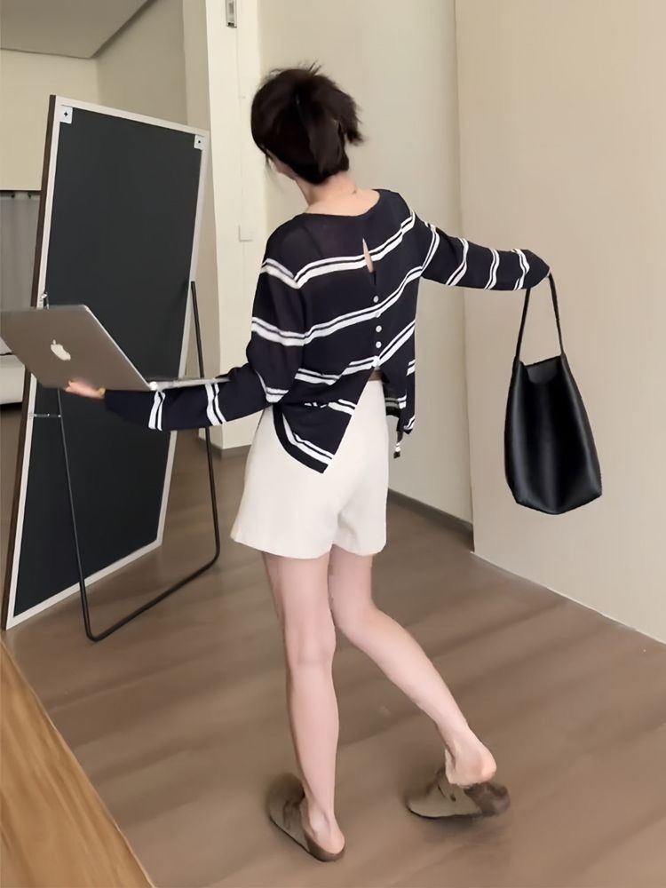 初秋款 條紋針織薄款長袖 後背鏤空鈕扣設計｜輕薄寬鬆 隨性百搭